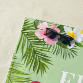 Serviette De Plage Monogramme Rayure de Flamant Vert Tropical (En situation)