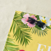 Serviette De Plage Monogramme Rayure Flamant Jaune Tropical (En situation)
