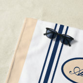 Serviette De Plage Monogramme rayures bleu marine et sable tan (En situation)