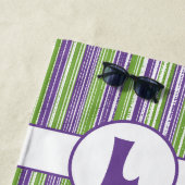 Serviette De Plage Monogramme rayures violettes, vertes et blanches (En situation)
