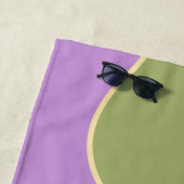Serviette De Plage Monogramme Rétro Sun Waves Purple et Vert (En situation)