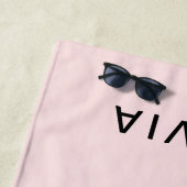Serviette De Plage Monogramme rose et nom personnalisé | Personnalisé (En situation)