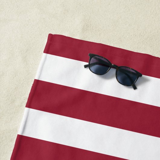 Serviette De Plage Monogramme rouge baleine marine (En situation)