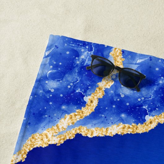 Serviette De Plage Monogramme Royal Blue and Gold Elegant Marble (En situation)