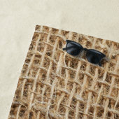 Serviette De Plage Monogramme Russe de Burlap initial (En situation)