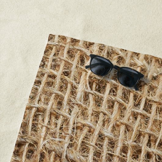 Serviette De Plage Monogramme Russe de Burlap initial (En situation)