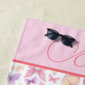 Serviette De Plage Monogramme Script Rose Violet Jaune Papillons (En situation)