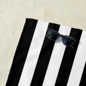 Serviette De Plage Monogramme simple moderne noir et blanc (En situation)