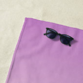 Serviette De Plage Monogramme superposé unique | Rose lilas doux (En situation)