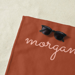 Serviette De Plage Monogramme tendance   Orange brûlé + Nom du script