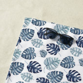 Serviette De Plage Monogramme Tropical Palm Navy Blue Gold Mariage (En situation)