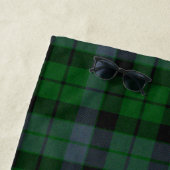 Serviette de plage monogrammée de MacKay Tartan (En situation)