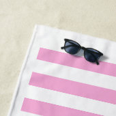 Serviette de plage monogrammée rose (En situation)