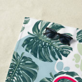 Serviette De Plage Monstera Feuille Tropical Palm Hot rose Nom du scr (En situation)