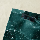 Serviette De Plage Moody Agate | Turquoise Vert Malachite Riche Joyau (En situation)
