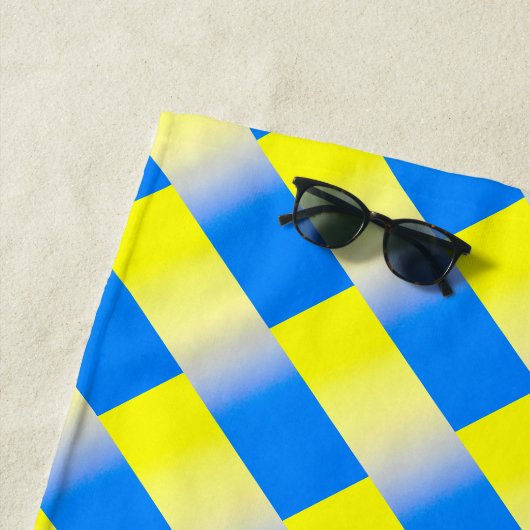 Serviette De Plage Motif à rayures bleu et jaune (En situation)