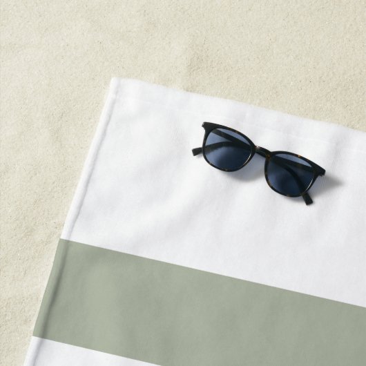 Serviette De Plage Motif à rayures vert Sage moderne (En situation)