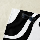 Serviette De Plage Motif Abstrait noir et blanc rétro (En situation)