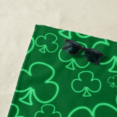 Serviette De Plage Motif aléatoire de shamrocks vert clair (En situation)