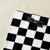 Serviette De Plage Motif blanc de noir classique de damier (En situation)