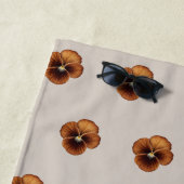 Serviette De Plage Motif Brown Pansy Flower sur Beach Towers (En situation)