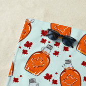 Serviette De Plage Motif canadien de sirop d'érable (En situation)
