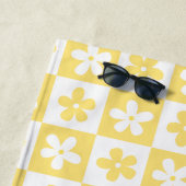 Serviette De Plage Motif caro jaune et blanc (En situation)