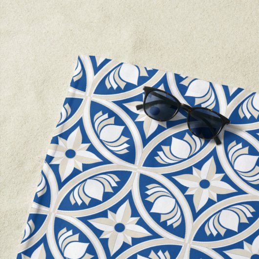 Serviette De Plage Motif Carrelage Lotus Côtier - Le Lotus Blanc (En situation)