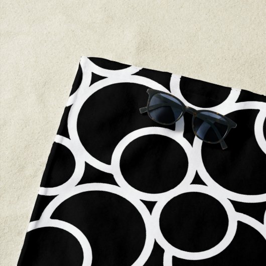 Serviette De Plage Motif Cercle noir et blanc avec Monogramme (En situation)