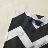 Serviette De Plage Motif chevron rustique noir et blanc (En situation)