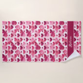 Serviette De Plage Motif Coeurs roses avec nom personnalisé (Devant)