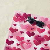 Serviette De Plage Motif Coeurs roses avec nom personnalisé (En situation)