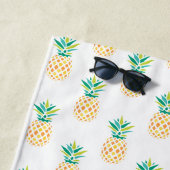 Serviette De Plage Motif d'ananas tropicaux Monogrammé (En situation)