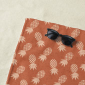 Serviette De Plage Motif d'ananas tropique Terracotta & Peach (En situation)