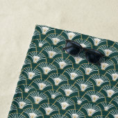 Serviette De Plage Motif d'art déco d'or vert chic (En situation)