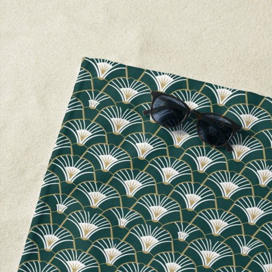 Serviette De Plage Motif d'art déco d'or vert chic (En situation)