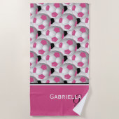 Serviette De Plage Motif de balle de soccer rose Monogram (Devant)