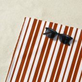 Serviette De Plage Motif de bandes verticales Brown blanches (En situation)