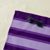 Serviette De Plage Motif de bandes violettes personnalisé (En situation)