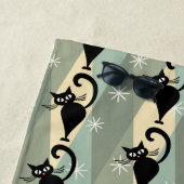 Serviette De Plage Motif de chat noir du milieu du siècle (En situation)