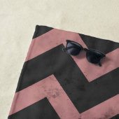 Serviette De Plage Motif de chevron gris foncé rose magenta (En situation)