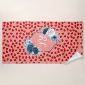Serviette De Plage Motif de cœurs rouges sur fleur bleue monogrammée (Devant)