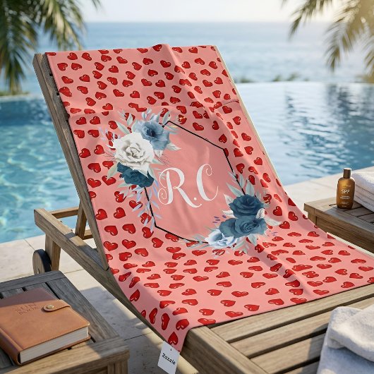 Serviette De Plage Motif de cœurs rouges sur fleur bleue monogrammée