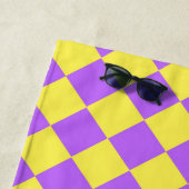 Serviette De Plage Motif de diamant jaune pourpre Checker (En situation)