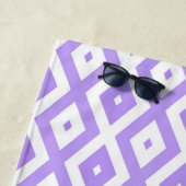 Serviette De Plage Motif de diamants violet et blanc (En situation)