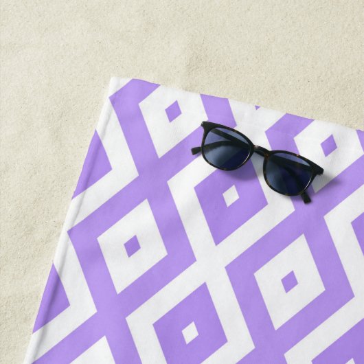 Serviette De Plage Motif de diamants violet et blanc (En situation)