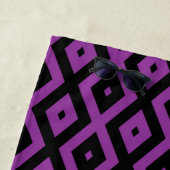 Serviette De Plage Motif de diamants violet et noir (En situation)