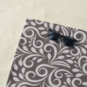 Serviette De Plage Motif de feuille florale Monogramme personnalisé (En situation)