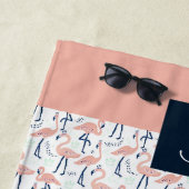 Serviette De Plage Motif de flamant rose tropicale monogramme (En situation)