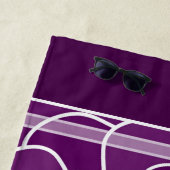 Serviette De Plage Motif de fleurs abstraites violet foncé (En situation)